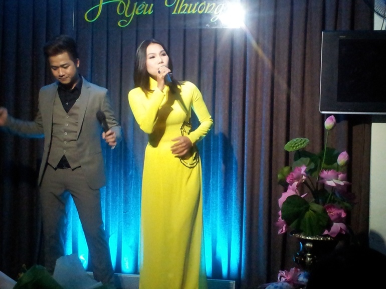 Quách Tuấn Du & Khánh Ngọc tại phòng trà ca nhạc Phật giáo - Ảnh: Đ.H